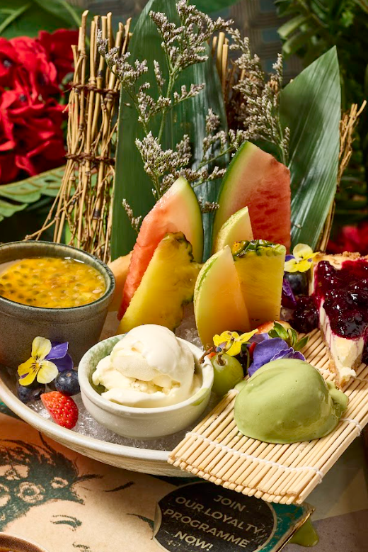 甜品拼盤,雜錦雪糕配上多款酸甜怡人水果雜莓,還有精選蛋糕,甚有歡慶氣氛。