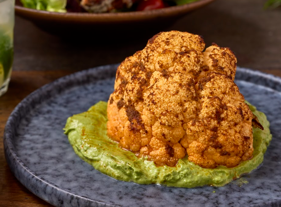 素食精選燒椰菜花配純素香草沙律醬,經燒椰菜花味道香濃清新。