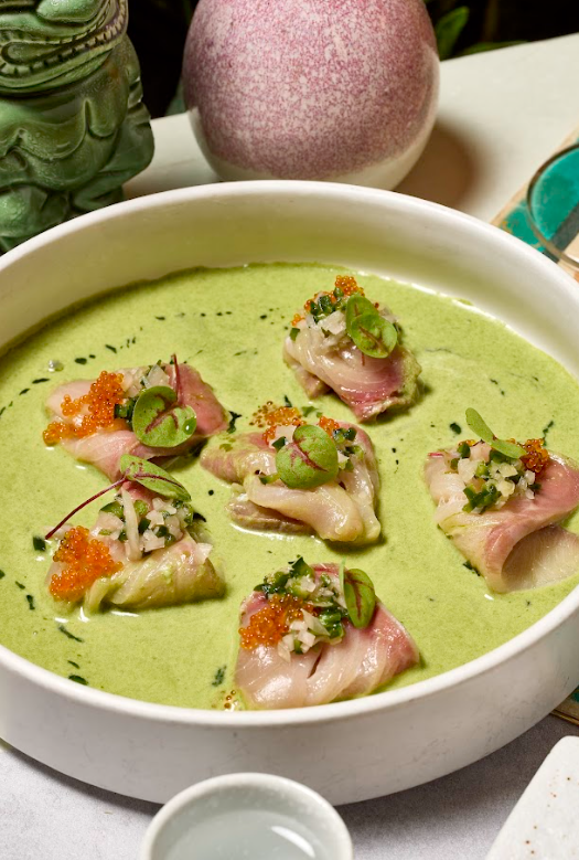 酸橘醃生油甘魚,挑選日本生油甘魚切片醃製,選用日本唐辛子及墨西哥辣椒製成虎乳汁,點上新鮮芫荽油、香脆麵包粒及飛魚籽,為油甘魚帶來多層次味道。