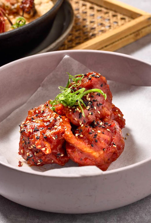 日式微辛甜酸炸雞配上Biquinho甜辣椒醬,微辣甜酸合而為一,炸雞外皮脆口且雞肉嫩滑多汁。