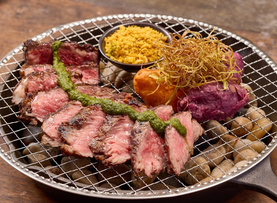 煙燻牛柳配上惹味黑蒜蛋黃醬,撒上脆蔥令肉味更為香濃。