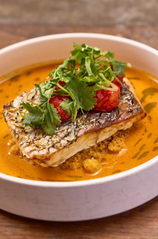 加入青味噌香烤之慢煮白魚,連同富巴西傳統風味慢煮椰子番茄汁,還有腰果木薯及油醋汁,魚肉微辣帶鮮味。