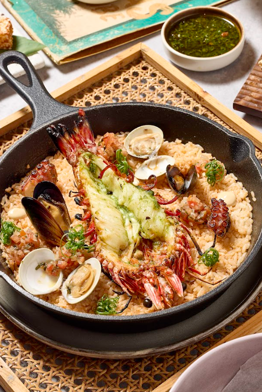 巴西式海鮮煮飯,選用原隻虎蝦、八爪魚及青口等,配上柚子柑橘蛋黃醬香煮巴西米飯,綴上芫荽連同平底飯鍋奉客,飯粒盡吸海鮮精華,鮮味無窮。