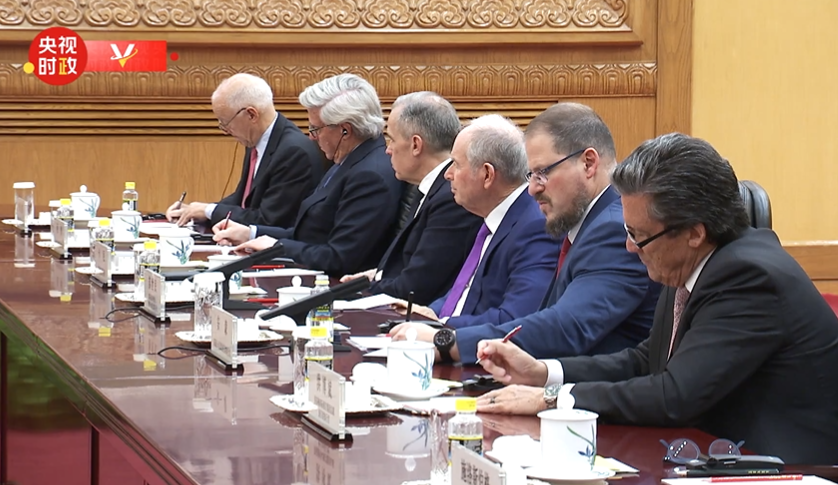 國家主席習近平在北京人民大會堂,會見美國工商界及戰略學術界代表。(央視影片截圖)