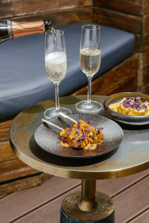 早午餐設有四款不同暢飲套餐,為喜好各異的客人貼心安排,提供各式優質葡萄酒和香檳,絕對能讓派對氣氛升溫。