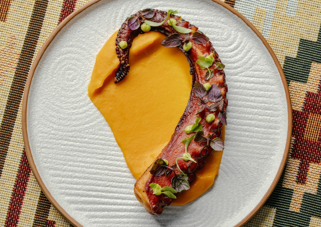 香烤八爪魚以獨家醃料浸泡入味,然後以明火烤熟,形成略脆炭燒的外皮,味道妙不可言。