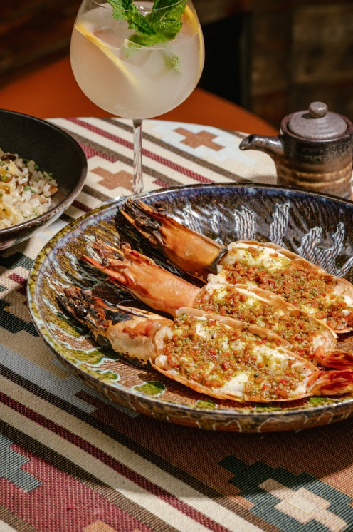 香氣十足的香烤智利虎蝦,配搭香草和Mojo Criollo燒烤醬,帶來濃郁獨特風味。