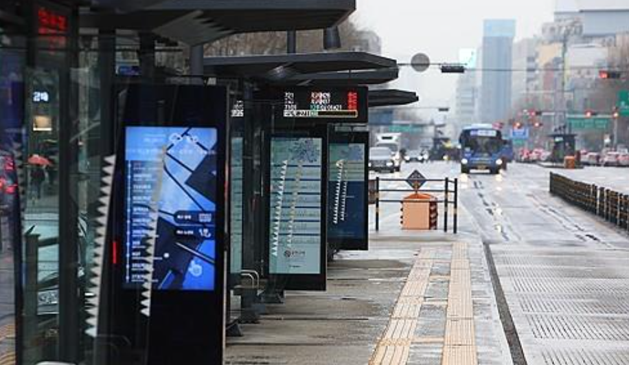 市政府啟動緊急交通措施應對減少市民受到的影響,包括增加地鐵班次,延長地鐵服務時間至凌晨2時,首爾25個區亦提供地鐵站免費接駁車服務。(網上圖片)