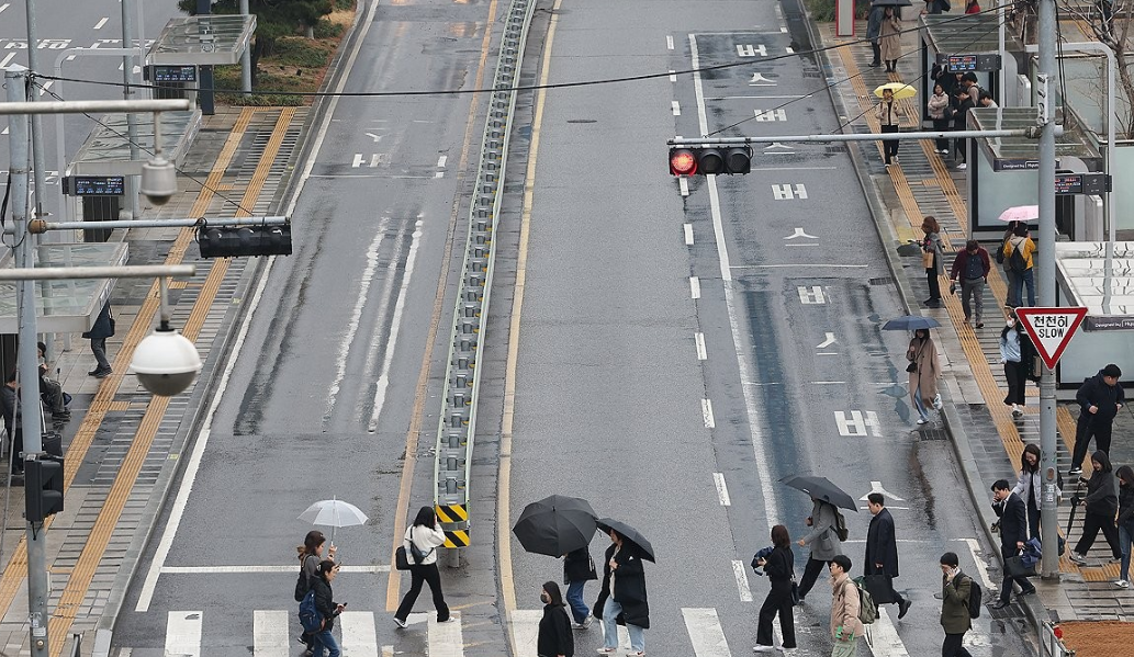 市政府啟動緊急交通措施應對減少市民受到的影響,包括增加地鐵班次,延長地鐵服務時間至凌晨2時,首爾25個區亦提供地鐵站免費接駁車服務。(網上圖片)