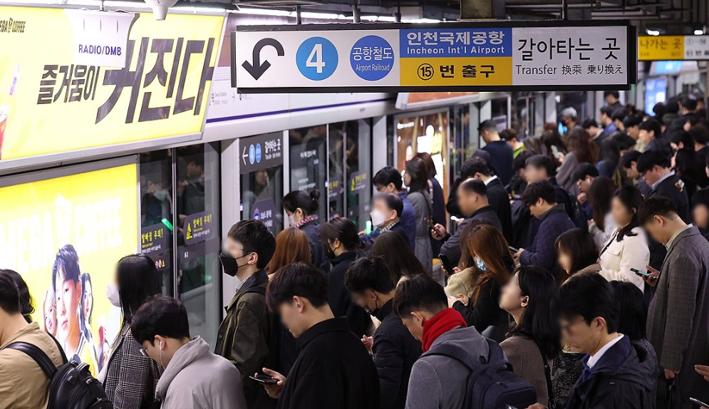 市政府啟動緊急交通措施應對減少市民受到的影響,包括增加地鐵班次,延長地鐵服務時間至凌晨2時,首爾25個區亦提供地鐵站免費接駁車服務。(網上圖片)