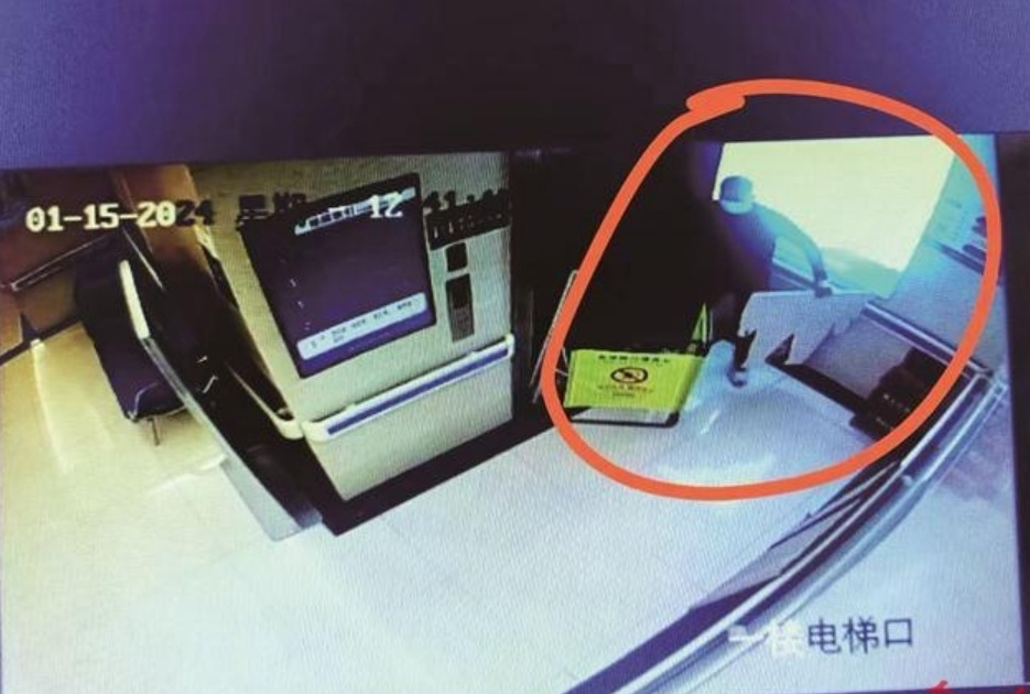 閉路電視拍下一名工人帶紙板人入升降機。