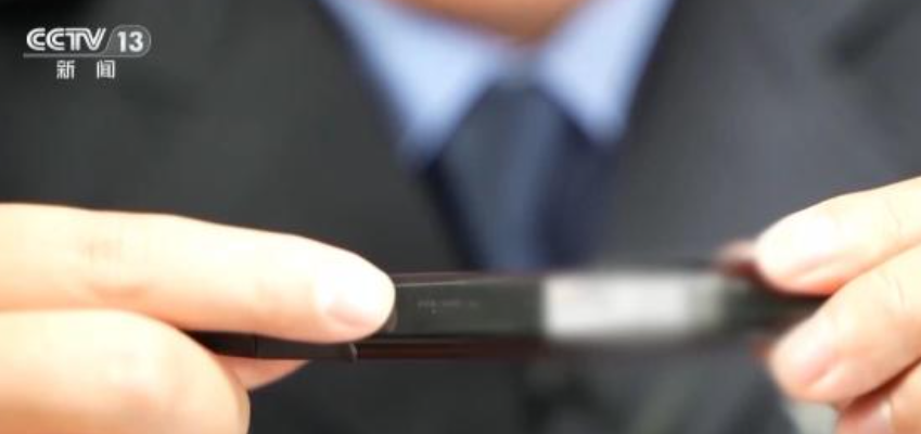 改裝筆藏小螢幕 接收場外「槍手」答案 (央視截圖)