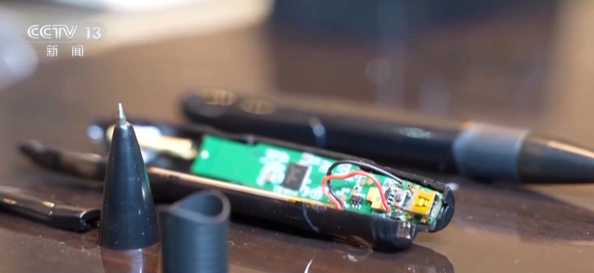 改裝筆藏小螢幕 接收場外「槍手」答案 (央視截圖)