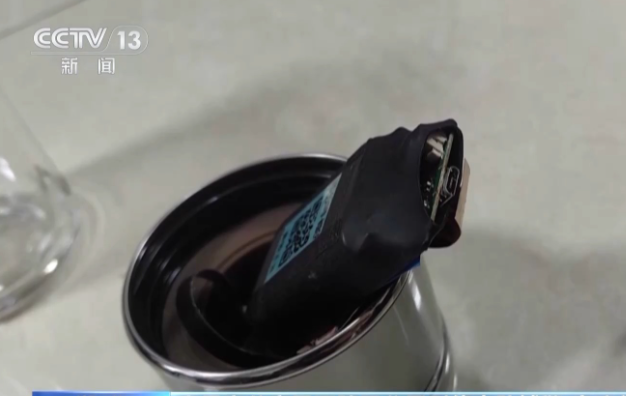 偷拍水杯甚至有自毀功能 (央視截圖)
