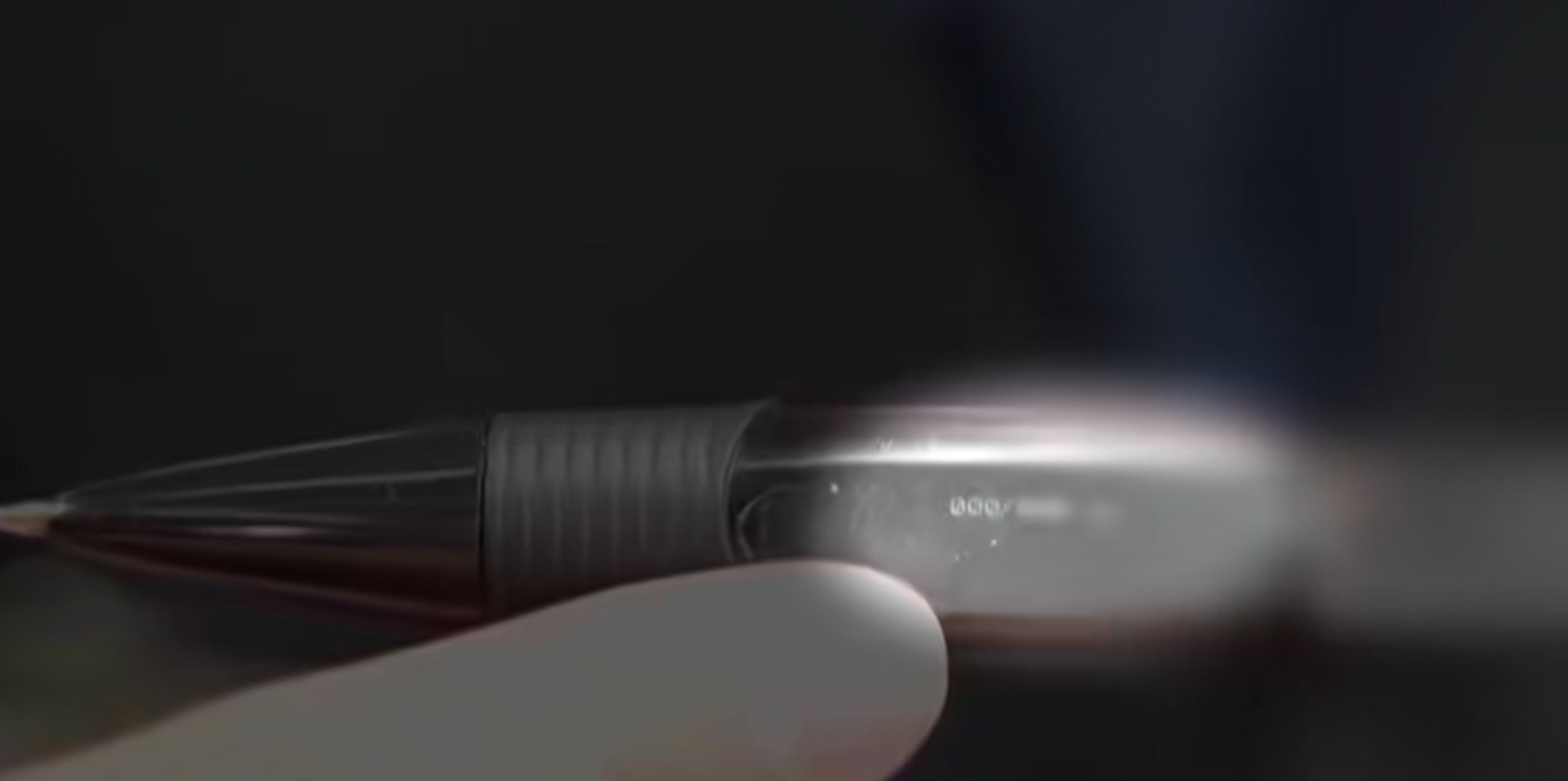 改裝筆藏小螢幕 接收場外「槍手」答案 (央視截圖)