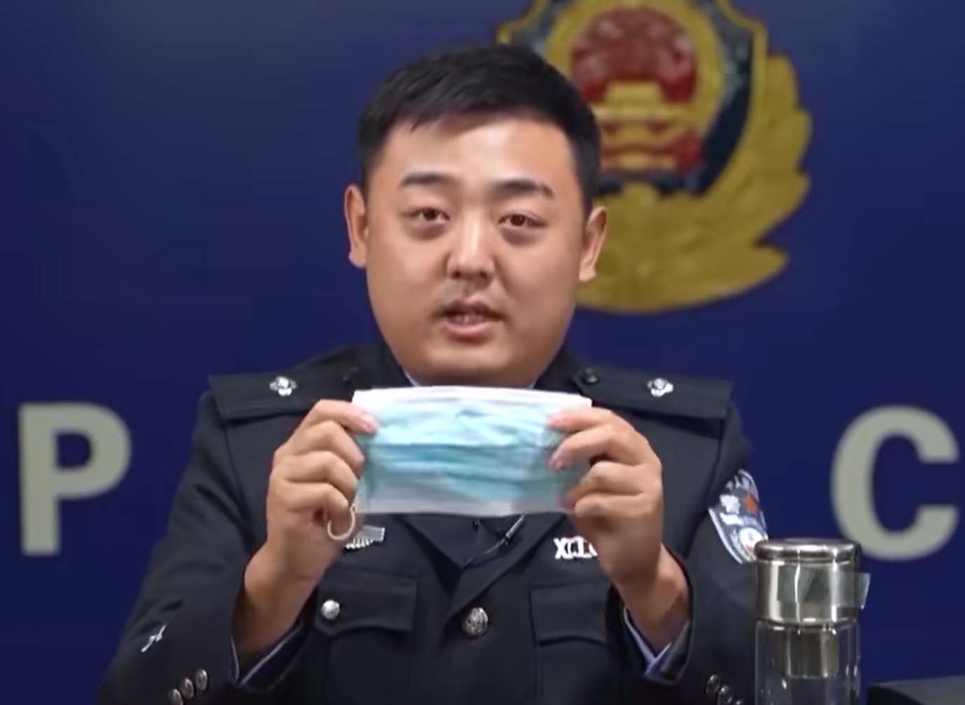 口罩設置鏡頭設備,從不同角度將偷拍到的試卷題目傳送至場外的「槍手」代考人員手中(央視截圖)