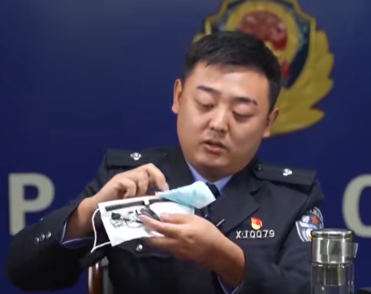 口罩設置鏡頭設備,從不同角度將偷拍到的試卷題目傳送至場外的「槍手」代考人員手中(央視截圖)