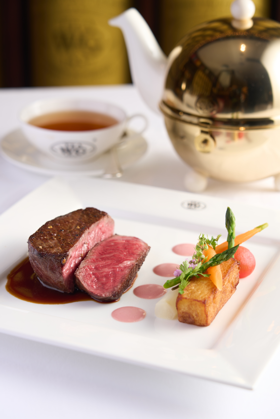 兩款主菜的用料均輝映著春天的色彩,讓賓客每一口都能嚐到一絲「櫻之頌!」的香調,令人沉醉。