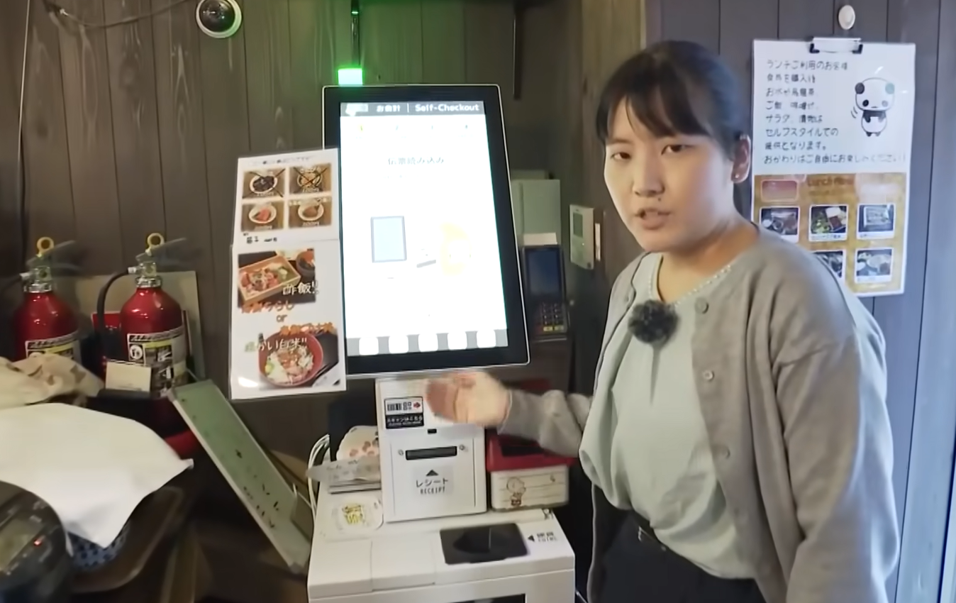 該居酒屋使用的自動支付機器。(新聞截圖)