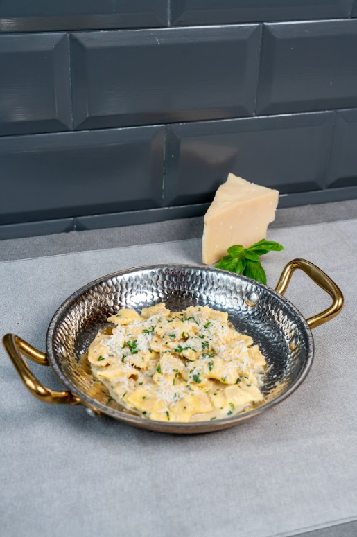 西北部著名的白松露手工迷你雲吞(Ravioli al Plin con Tartufo Bianco)為「Pasta Flight」嚐味之旅啟航,皮埃蒙特區是聞名的白松露盛產地,襯以當地傳統以「捏Plin」手法製作的的手工迷你雲吞,其精細透薄的雲吞皮自帶的煙靭口感,完美襯托白松露的名貴菇香,為升級版的全新菜色。