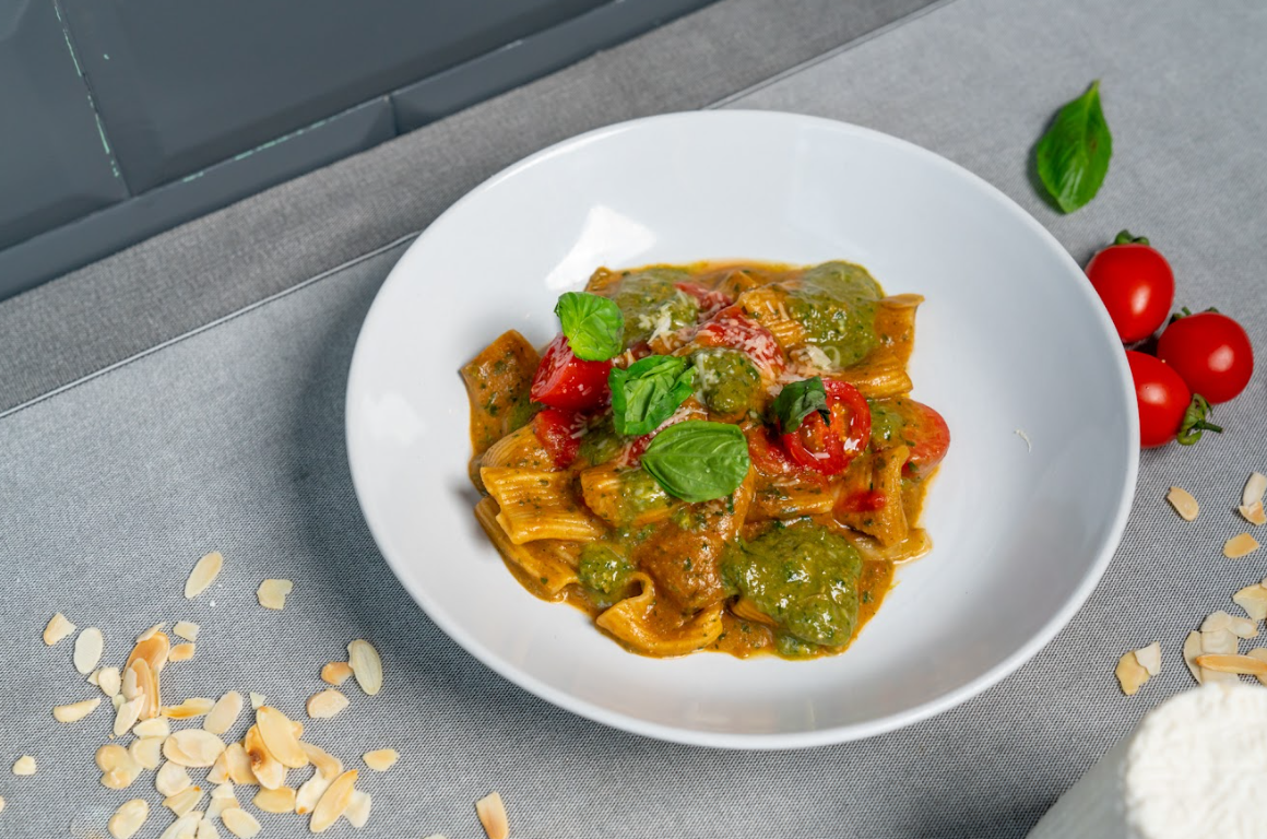 西西里島的羊奶芝士青醬粗管麵(Rigatoni al Pesto Trapanese)。PAZTA 秉承嚴選優質意大利食材的理念,選用歐洲最著名的活火山 - 埃特納旁生長的食材製成醬汁,由於火山旁的土壤養份十足,其食材亦異常鮮美,加上奶香的羊奶芝士和香脆的香脆烤杏仁碎碎,令長通粉添上別緻風味。