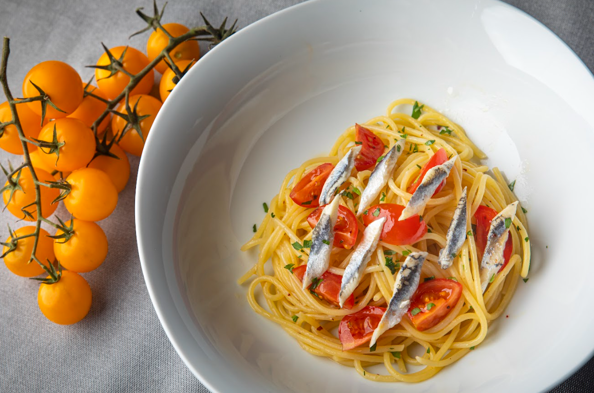 阿瑪菲頂級鯷魚意粉(Spaghetti con la Colatura di Alici di Cetara)是一道南部的珍稀美食,靈魂的鯷魚魚露已鮮有生產。主廚以鯷魚和Cetera鯷魚魚露為主軸,簡單配以車厘茄和少許特級初榨橄欖油,襯托出豐富的海洋風味。