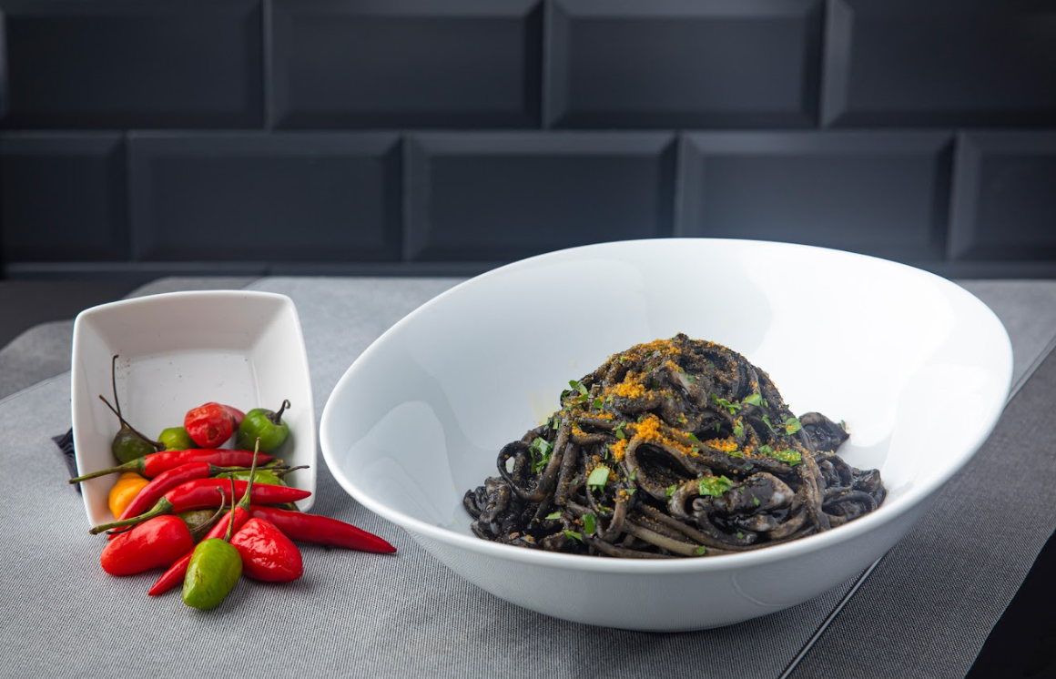 香辣墨汁魷魚仔扁意粉 佐烏魚子乾(Linguine al Nero di Seppia, Bottarga di Muggine e Calamaretti)則融合了撒丁島最受歡迎的三種食材:墨魚汁、魷魚和烏魚子。烏漆黑亮的墨汁扁意粉入口彈牙,綴上琥珀色的魚子和鮮嫩的小魷魚,營造出誘人的視覺效果,最後再以少許辣椒、檸檬皮和番茜增色添味。