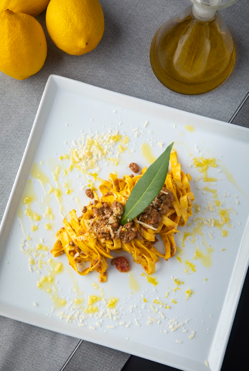 以時令月桂葉和檸檬皮點綴的香檸野鴨意大利闊條蛋麵(Fettuccine al Ragu D'Anatra)亦是北義大利的地道美食,酸爽香甜的鮮茄醬汁包裹着手工意大利蛋麵,配搭當地盛產的濃郁肉味的野鴨肉,再撒上巴馬臣芝士,深受當地人歡迎。