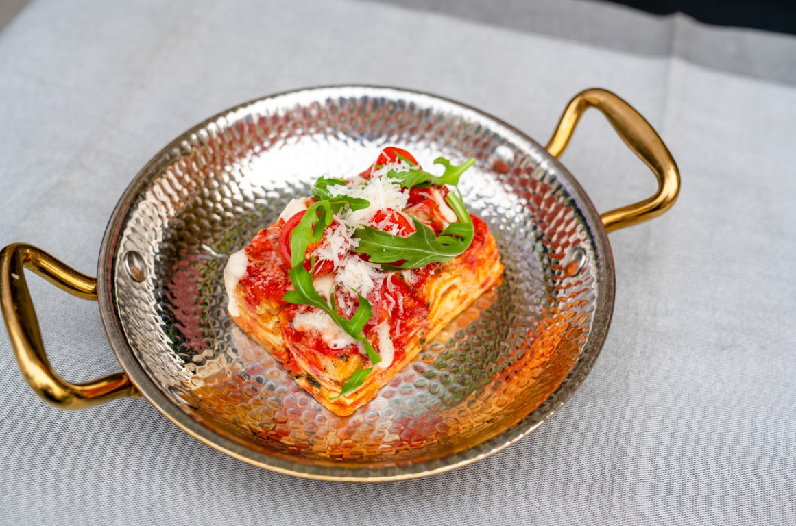 代表南部的拿波里紅醬千層麵 (Lasagna Napoletana),紅醬則以拿波里作為薄餅的起源地為由,口味選用薄餅經典的經典 - 「瑪格利特」,蕃茄、芝士配搭芬芳的羅勒葉,為普遍重口味的千層麵帶來一點清新氣息。