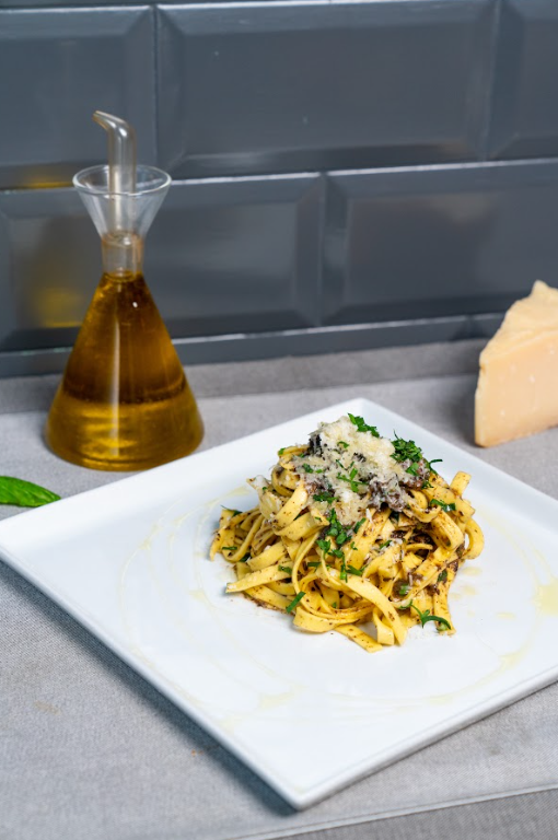 黑松露芝士闊條蛋麵(Tagliatelle al Tartufo)正是以矜貴的黑松露入饌,用料十足的醬汁混合了巴馬臣芝士,表面再刨上滿滿的松露, 味道香濃且鮮味無窮。