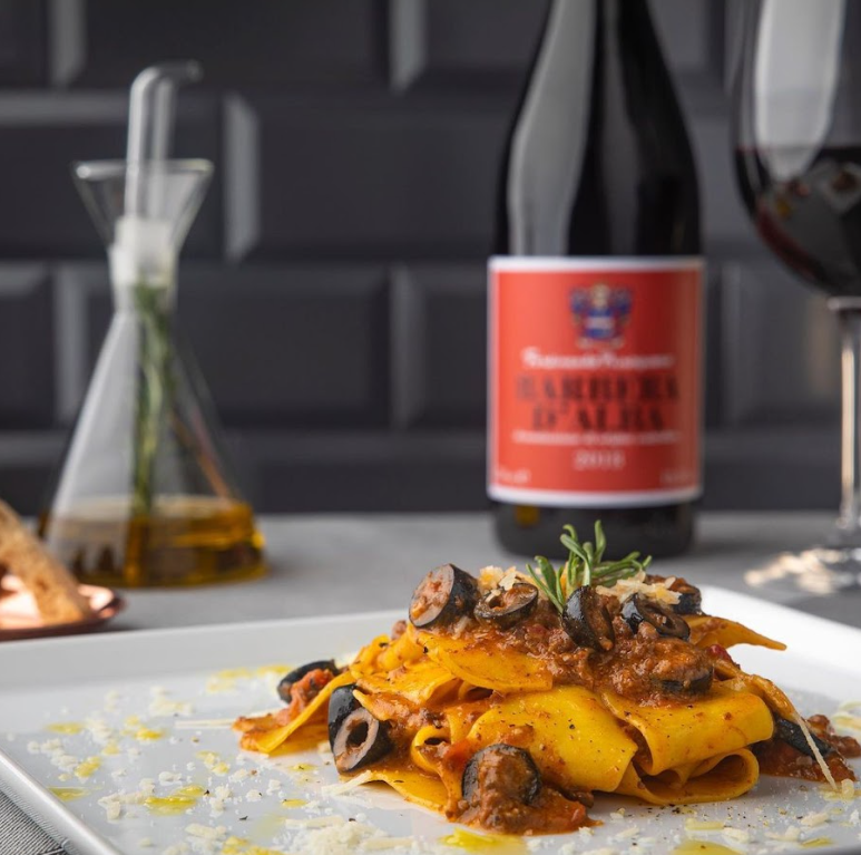 意大利中部盛產黑松露, 而奇亞那亞牛及野豬肉更是其獨有的食材,是意大利人喜好的肉類之一。慢煮奇亞那亞牛闊蛋麵(Pappardelle al Ragu Bianco di Chianina)選用托斯卡納的當地名物 - 奇那亞牛 - 意大利獨有大白犛牛,身上幾乎沒肥厚脂肪,肉味濃郁。