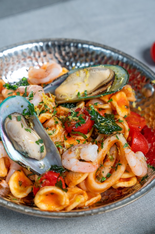 意大利南部喜好用橄欖油、番茄、辣椒和大蒜為料理調味,並因鄰近海岸,不少料理都以海鮮作為主要食材。濃汁海鮮手工貓耳朵麵(Orecchiette Baresi al Ragu di Mare)被一眾美食家譽為最出色的海鮮醬料理,普利亞更是手工貓耳朵麵的出生地,其珍稀手藝曾於十六世紀為當地婦女的嫁妝之一,貓耳朵的形狀相當掛汁亦充滿嚼勁,與鮮美的南部海鮮完美配搭。