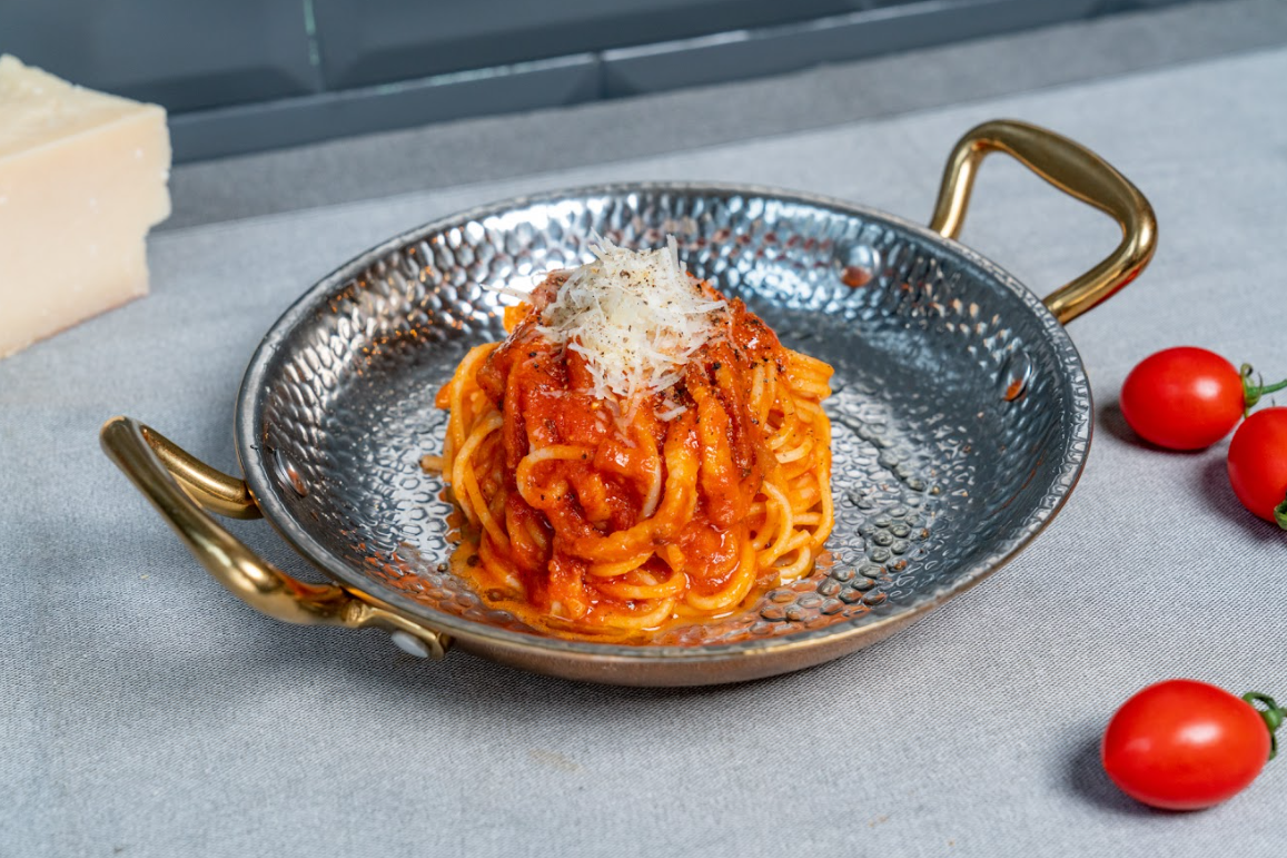 羅馬經典豬面頰蕃茄意粉(Spaghetti all'Amatriciana) 是另一義大利中部地區的傳統料理,為羅馬人的必備菜色,用豬面頰肉風乾而成的煙肉,配搭番茄醬和佩克里諾羊奶芝士烹調。煙肉的熏香令食客更添食慾,是嗅覺和味覺的雙重享受。
