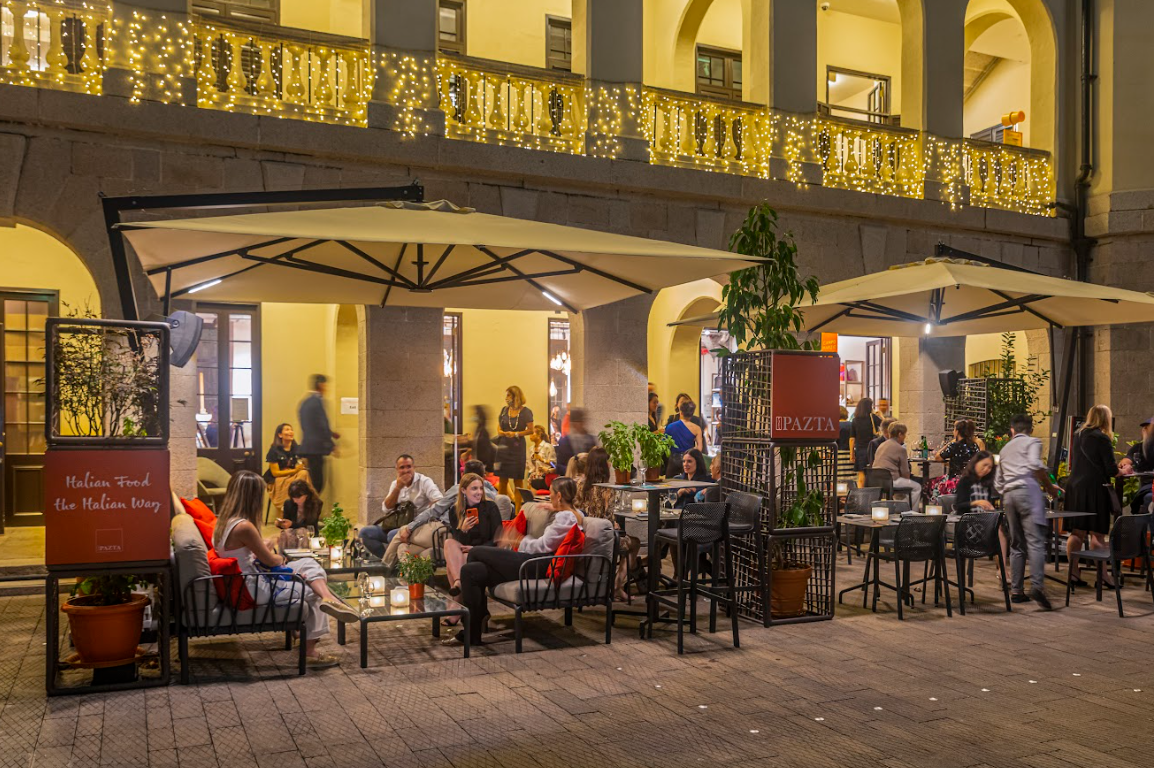 PAZTA 更設戶外用餐區,讓客人一邊感受悠閒氛圍,一邊享用地道美食,令人彷彿身處傳統的意大利廣場。