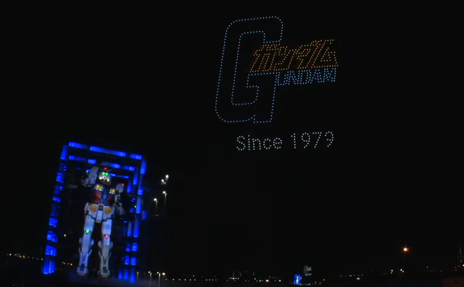 橫濱的可動高達與煙花及無人機進行最後表演。(直播截圖)