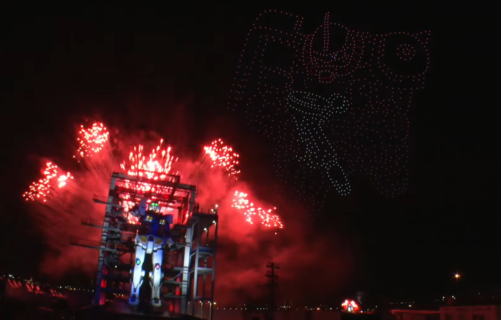 橫濱的可動高達與煙花及無人機進行最後表演。(直播截圖)