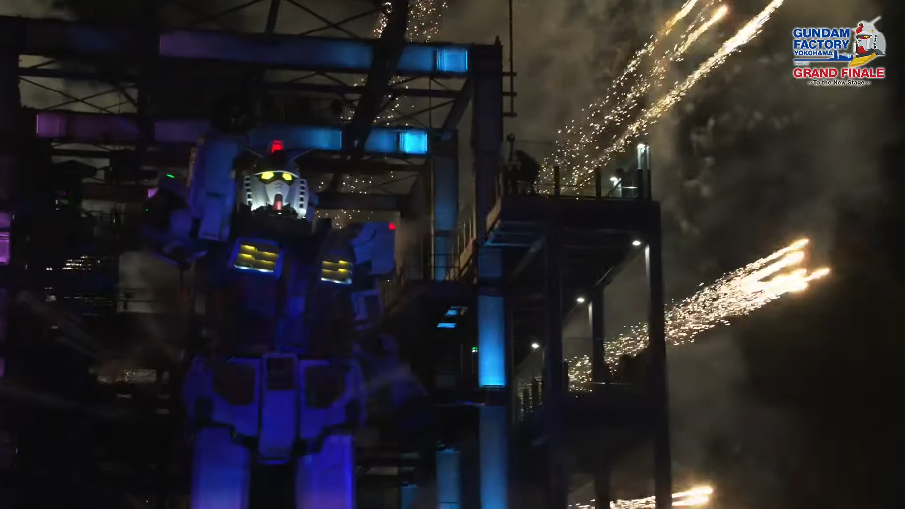 橫濱的可動高達與煙花及無人機進行最後表演。(直播截圖)