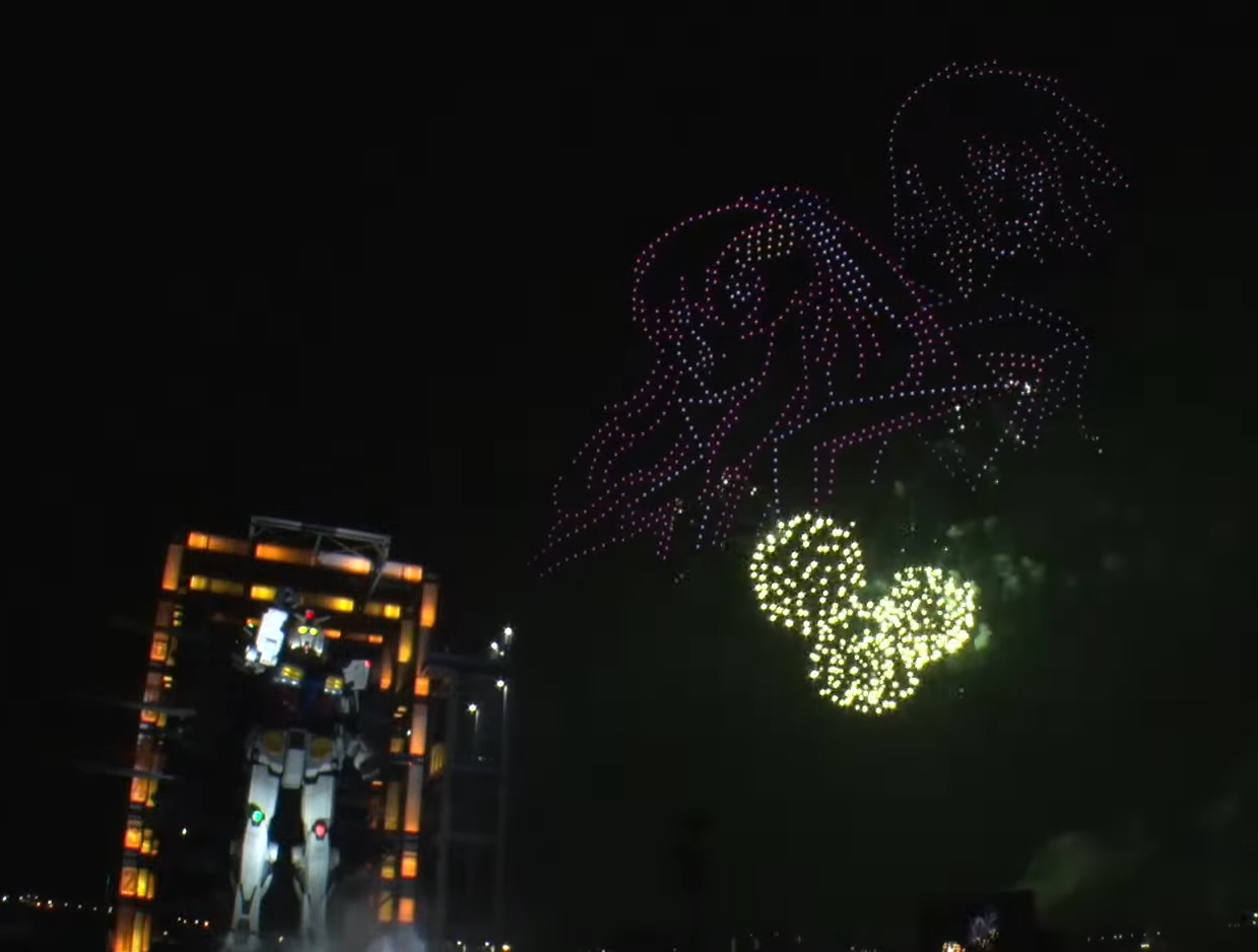 表演有展示最新劇場版歌曲及角色。(直播截圖)