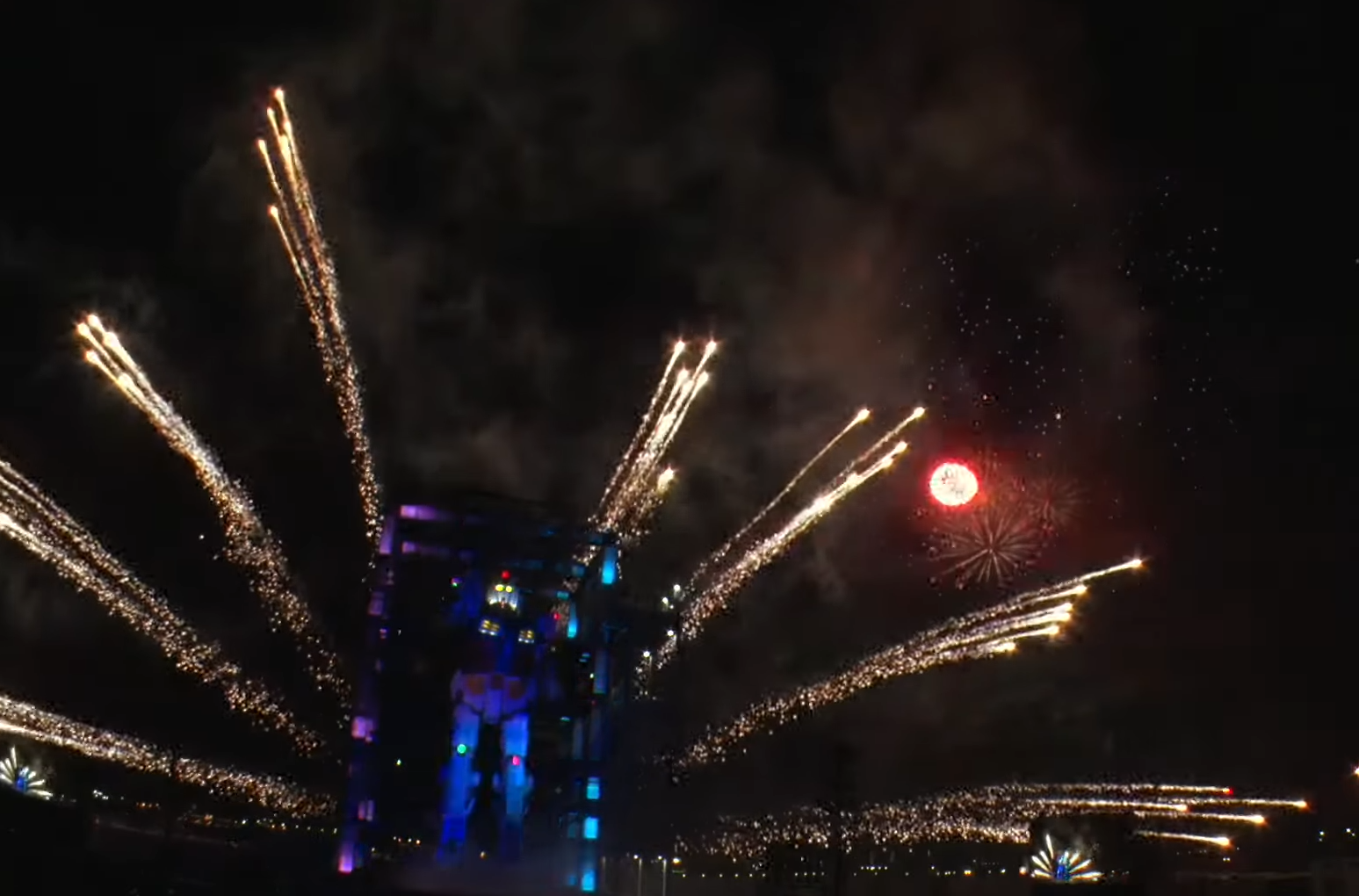 橫濱的可動高達與煙花及無人機進行最後表演。(直播截圖)