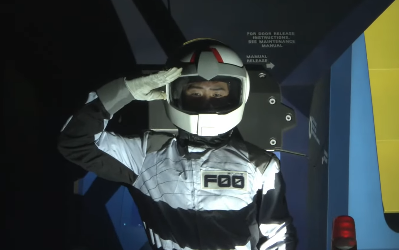 在表演完結後,高達內部的駕駛艙有打扮成駕駛員的表演者敬禮。(直播截圖)