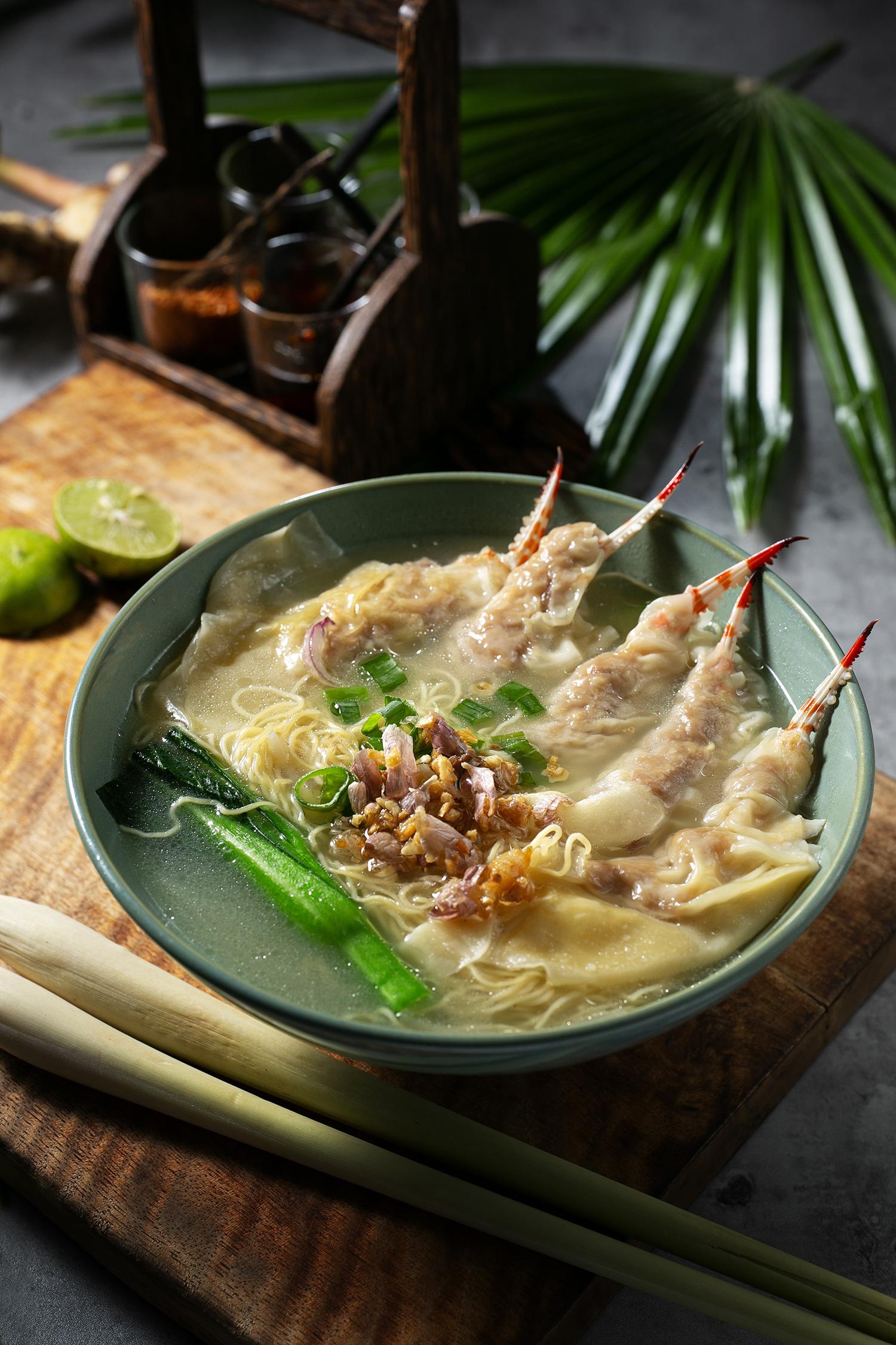 蟹肉雲吞麵 $138:將港式經典菜式與泰國風味巧妙結合,以雞骨、豬骨熬製近 4 小時的清湯,再加入泰國蝦乾及洋蔥、蒜蓉燜製 2 小時,配上手打彈牙蛋面,及以原隻蟹鉗、豬肉碎及蟹肉攪拌而成的餡料和每日手擀雲吞皮包成的蟹肉雲吞,上桌前再於表面撒上蒜蓉、香蔥等多款配料,絕對係人氣必食之選!