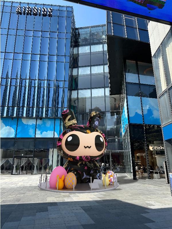 「Sky Bunnis」系列重要角色Starhopper,將坐鎮AIRSIDE地下露天廣場,並將啟德機場元素融入自己的航空服裝之中,化身成為香港版特別造型充氣雕塑。