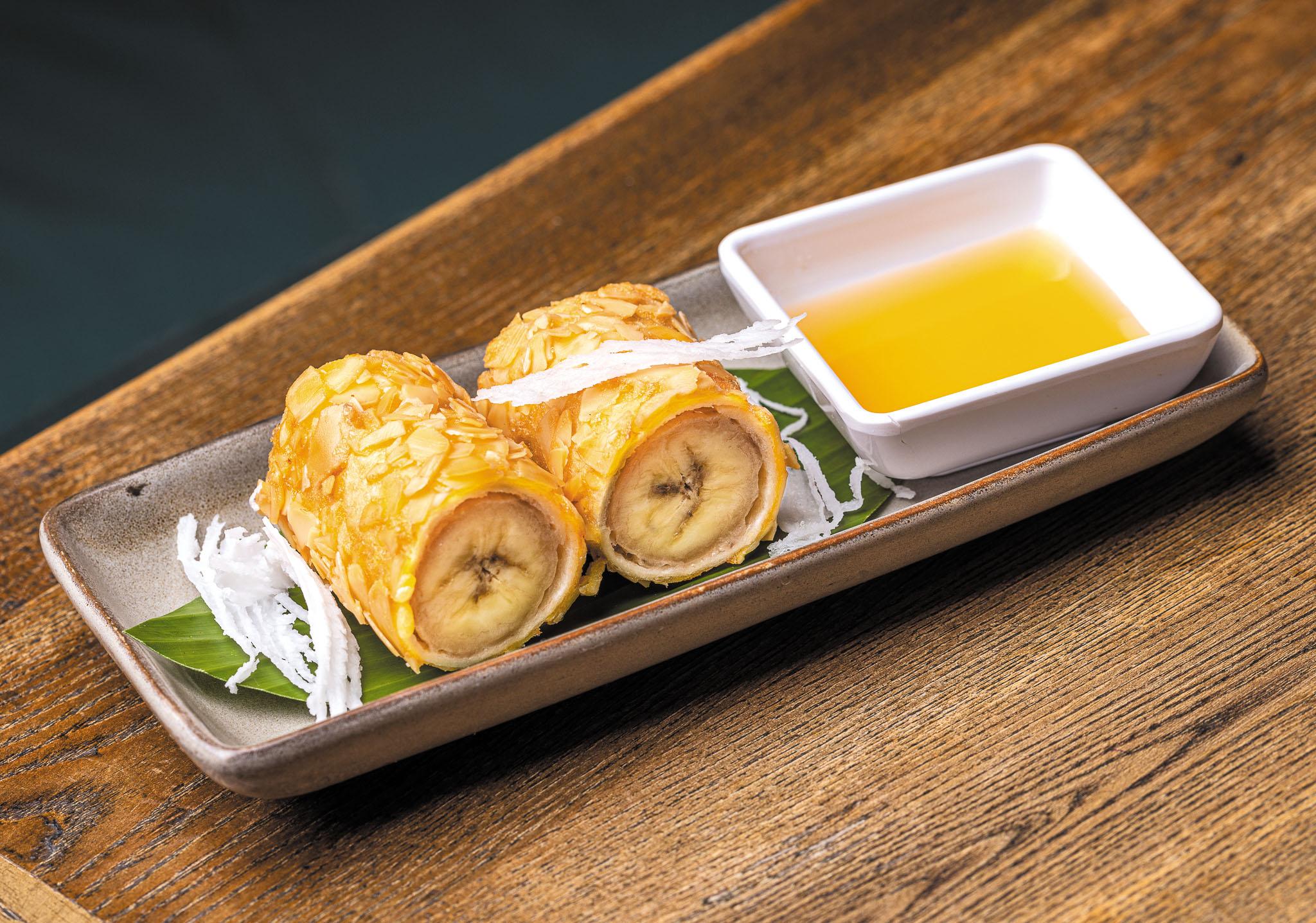 越式炸香蕉 $88:越南人氣街頭小食,將新鮮香蕉裹上一層麵糊、灑上杏仁片後再放進滾油炸至表面金黃,外皮酥脆,內層香蕉微酸,點上糖漿一起食用,讓你彷彿身處越南街頭市集!