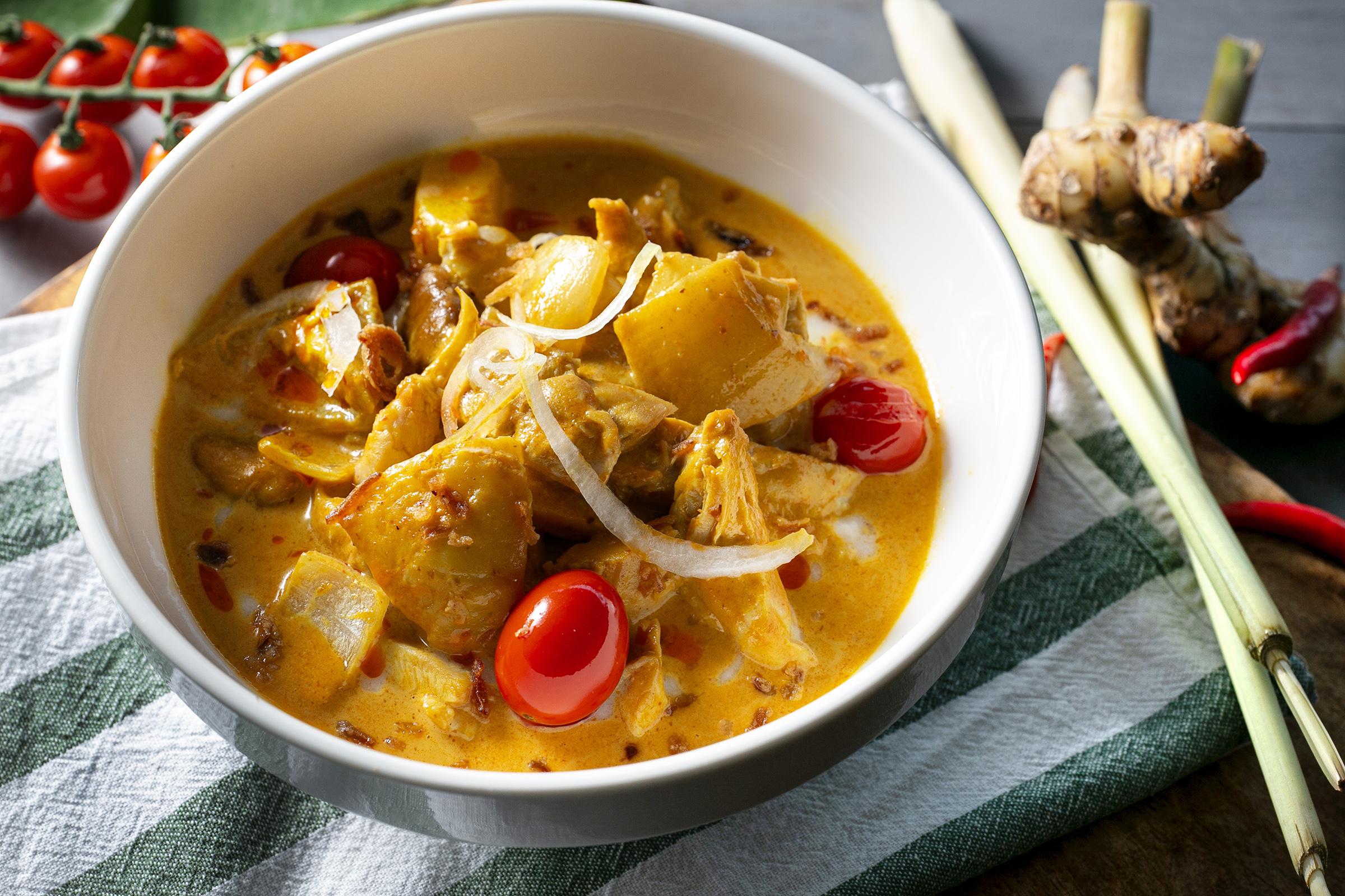 越式黃咖喱雞 $168:大廚特意採用越南的地道煮法,加入栗子及蓮子增加整體風味,令咖喱汁更香更綿滑,配上特選新鮮本地雞及薯仔、洋蔥等配菜一同熬煮,雞肉鮮嫩香滑,配菜軟焾入味,讓你嘆盡獨特美味。