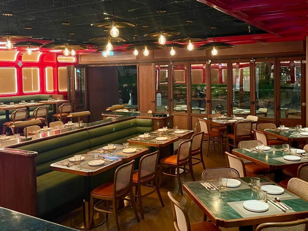 店內設有室內梳化卡位及戶外天蓬兩個用餐區域,白天陽光透過落地玻璃窗迤邐而入,明亮舒適,讓你迎著晨光品味豐盛早餐,晚上亦可伴著海風輕送,於柔和燈光下與摯愛好友小酌怡情。