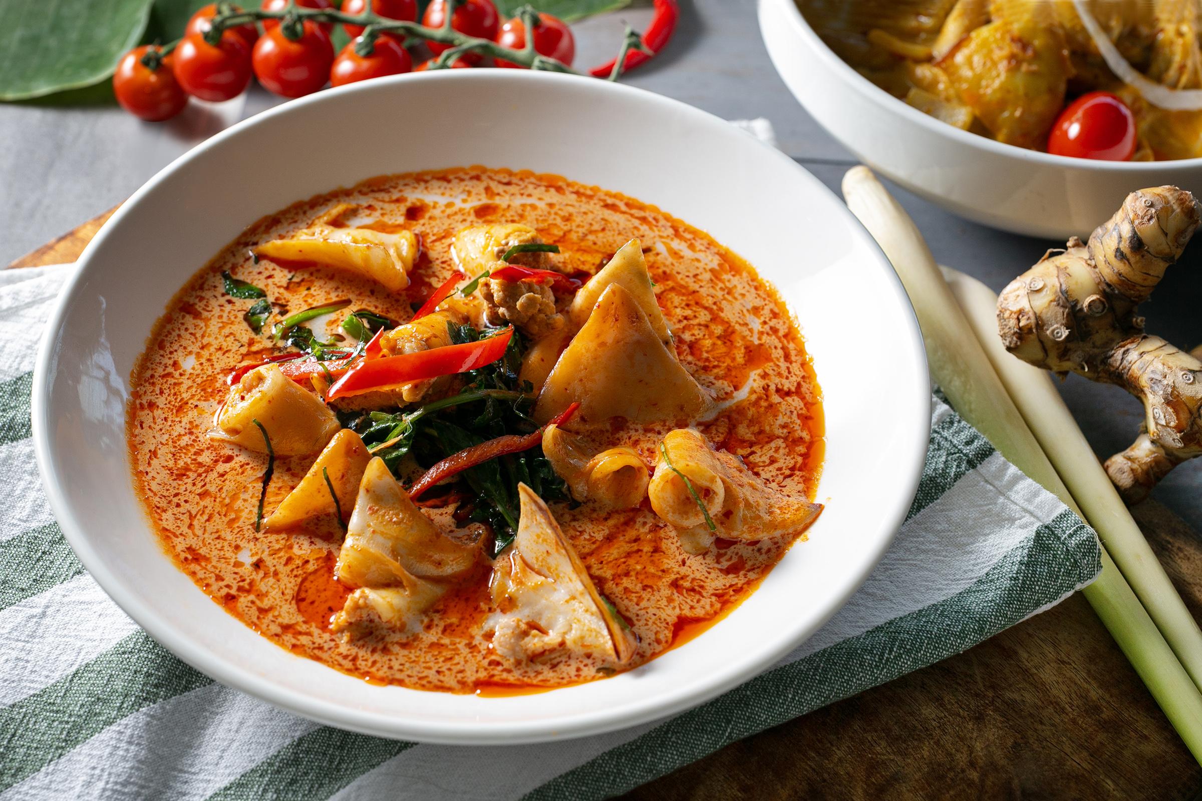 馬沙文咖喱魷魚釀豬肉 $148:大廚將加入芫茜、蒜蓉等香料煮成的泰式肉碎,巧妙地釀進魷魚仔當中,蒸煮後再加入特製咖喱汁熬製,口感層次十分豐富,香濃入味,食落啖啖驚喜。