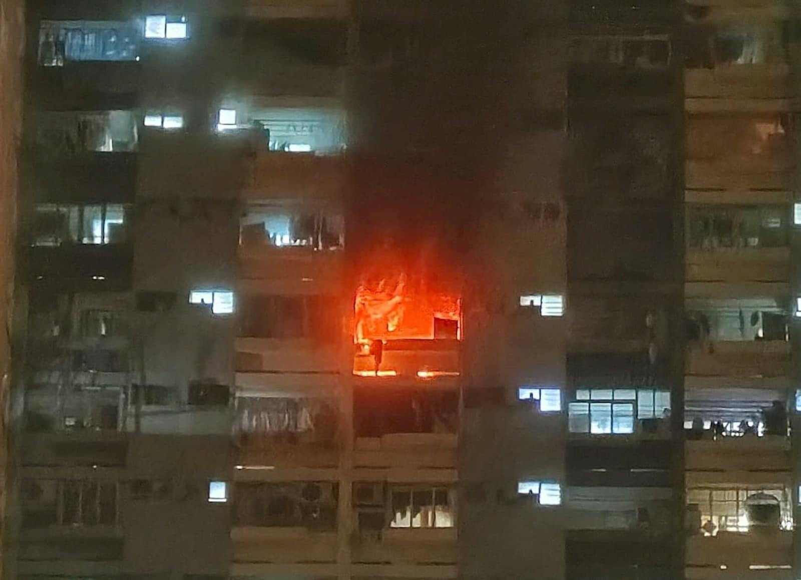 有居民拍到火警情況,可見火勢相當猛烈,火舌竄出窗外,濃煙湧上半空。(勵德邨關注組@FB)