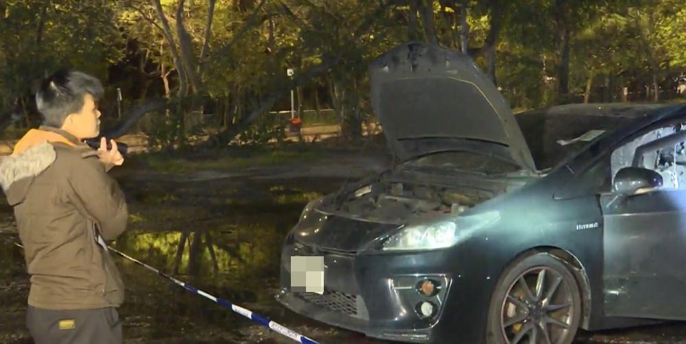 旁邊另一輛私家車受輕微波及,車尾漆油溶化剝落,事件中無人受傷。 (電視截圖)