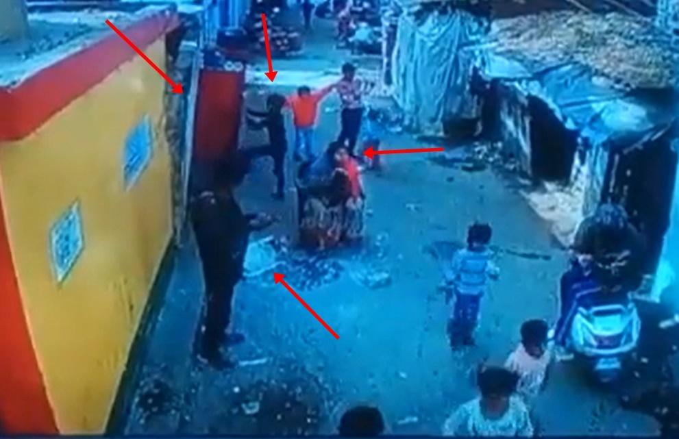 男童爬上一道早已傾斜的外牆,還用手去拉扯。(X)