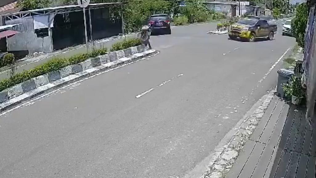 電單車失控撞上分隔石壆,連人帶車被拋起。(X)